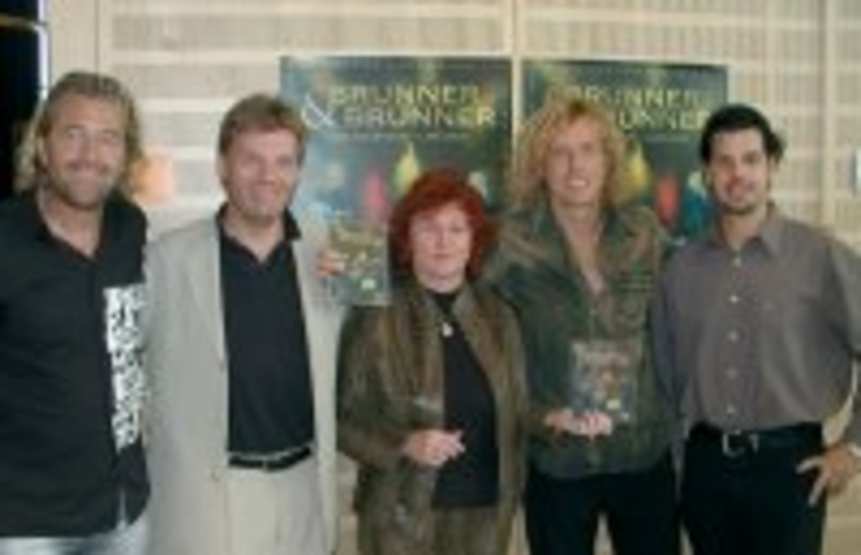 (v.l.) Charly Brunner, BMG Ariola-Chef Jan Bolz, Elisabeth Angerer (A&R/Marketing Schlager/Volksmusik), Jogl Brunner und Ken Otremba (A&R/Marketing Schlager/Volksmusik)