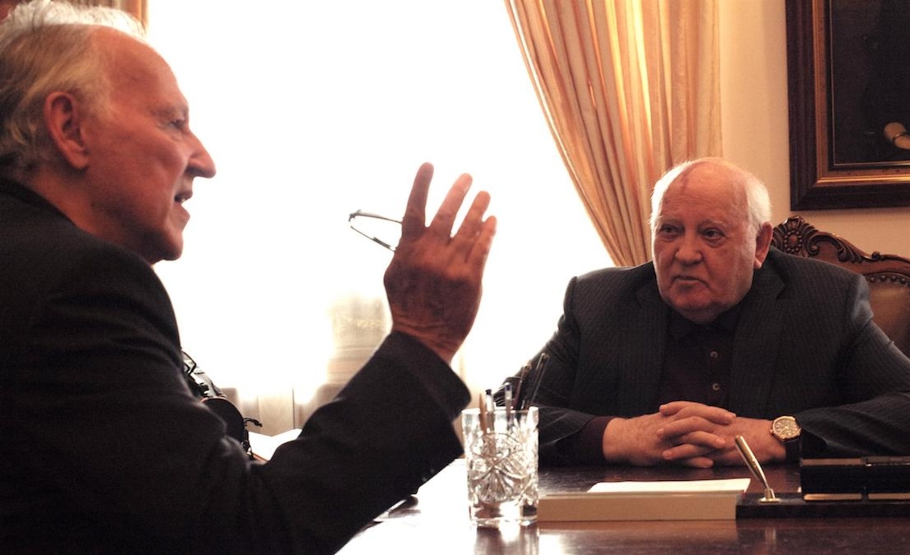 Werner Herzog (li.) im Moskauer Büro von Michail Gorbatschow