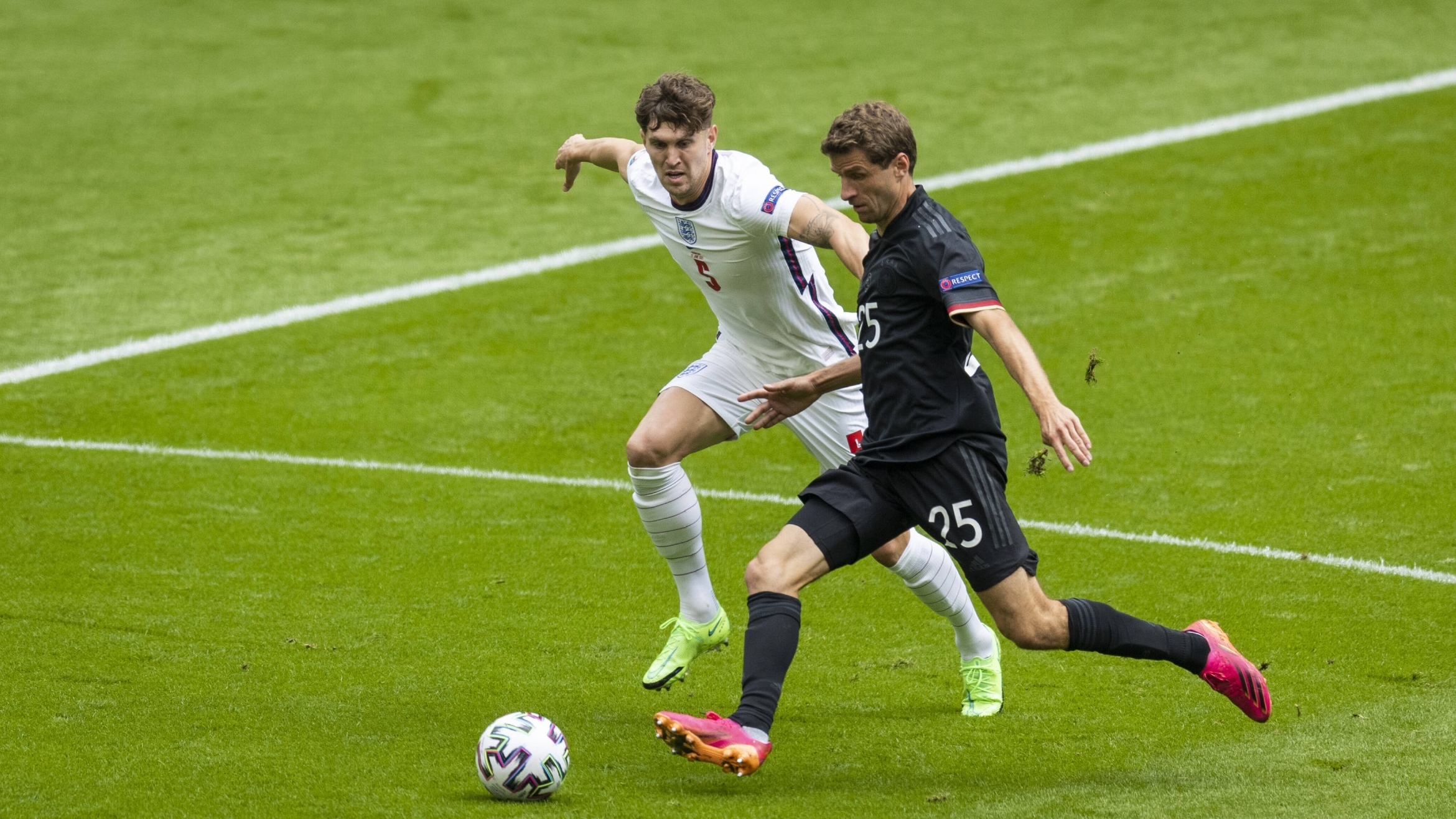 Deutschlands Nationalspieler Thomas Müller im Duell mit dem englischen Spieler John Stone –