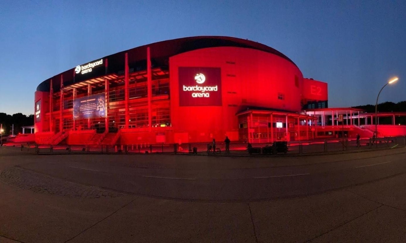 Erstrahlte 2021 rot: die Hamburger Barclaycard Arena