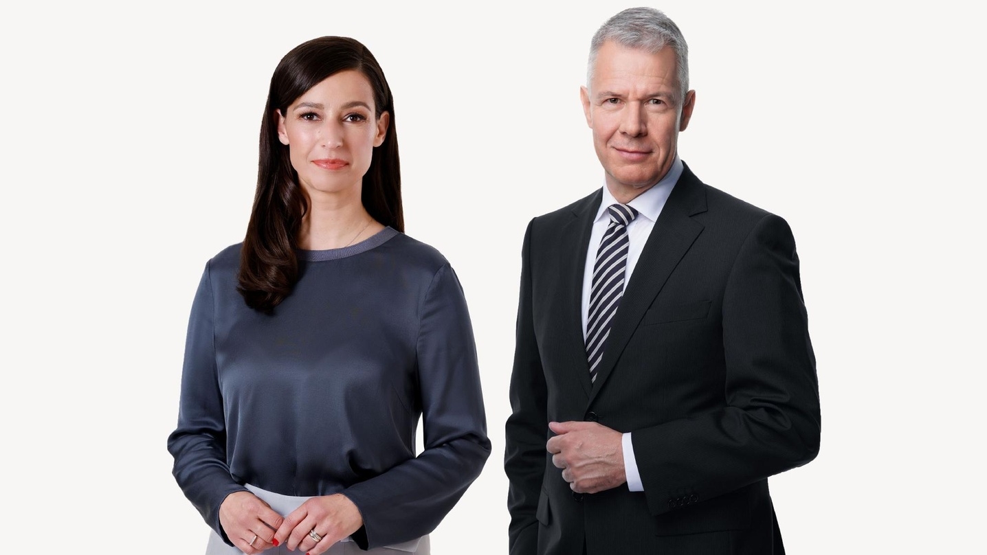 Pina Atalay (l.) und Peter Kloeppel moderieren gemeinsam das Wahl-Triell auf RTL