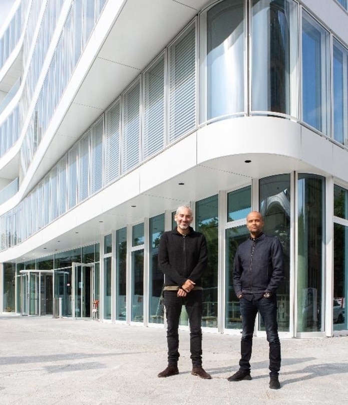 Vor der neuen Firmenzentrale von Sony Music am Standort Berlin: Daniel Lieberberg (links) und Patrick Mushatsi-Kareba