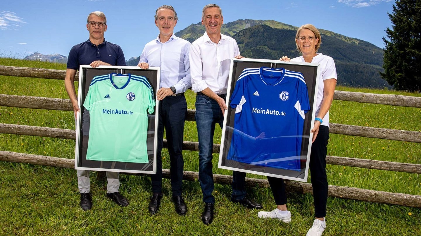 Peter Knäbel (Schalke-Sportvorstand), Rudolf Rizzolli (CEO der MeinAuto Group), Bernd Schröder (Schalke-Vorstandsvorsitzender) und Christina Rühl-Hamers (Schalke-Finanzvorständin) präsentieren die neuen S04-Trikots -