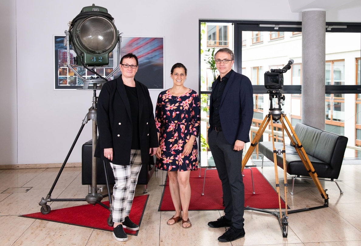 Vision-Kino-Geschäftsführer Leopold Grün mit Leila Hamid (Bildmitte) und Petra Rockenfeller