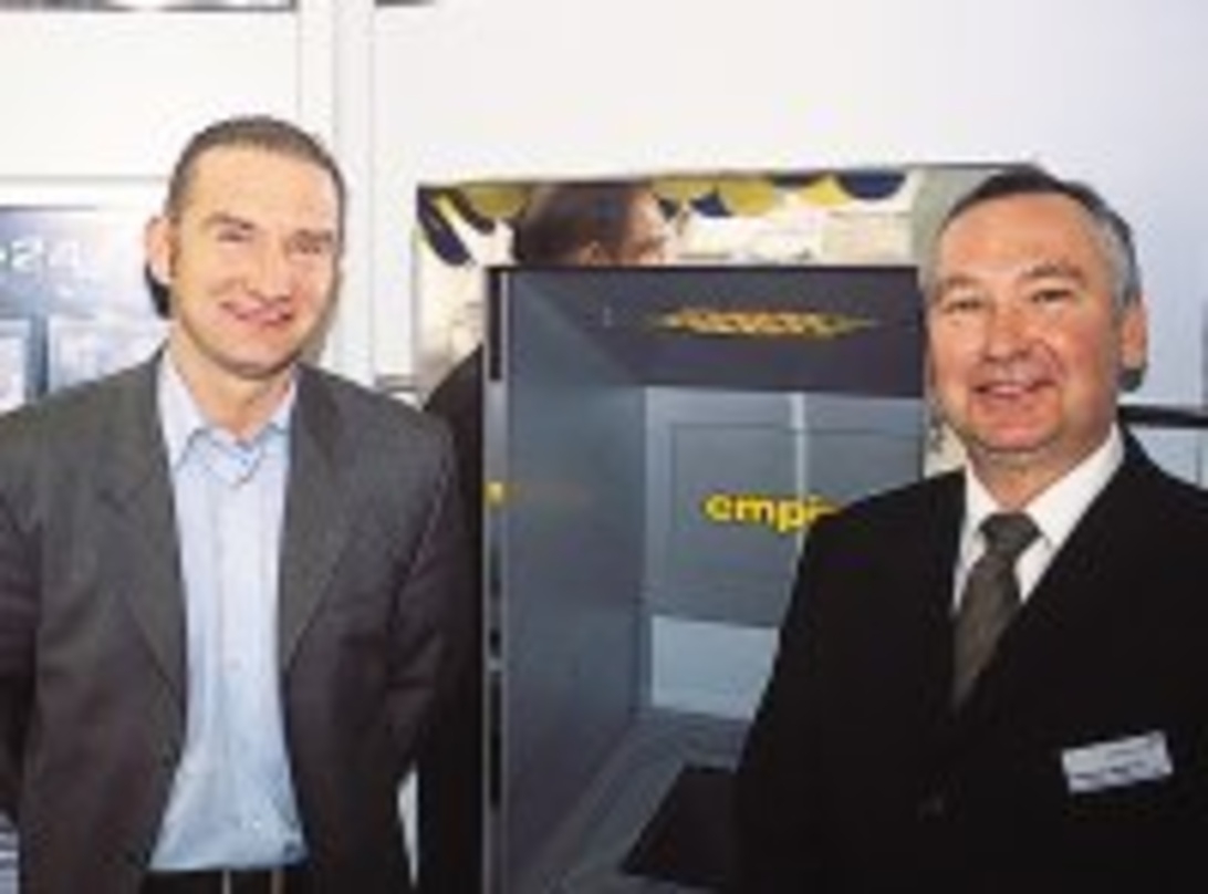 Reiner Spörer zeigt André Meyer die Funktionsweise der Robovideo-Automaten