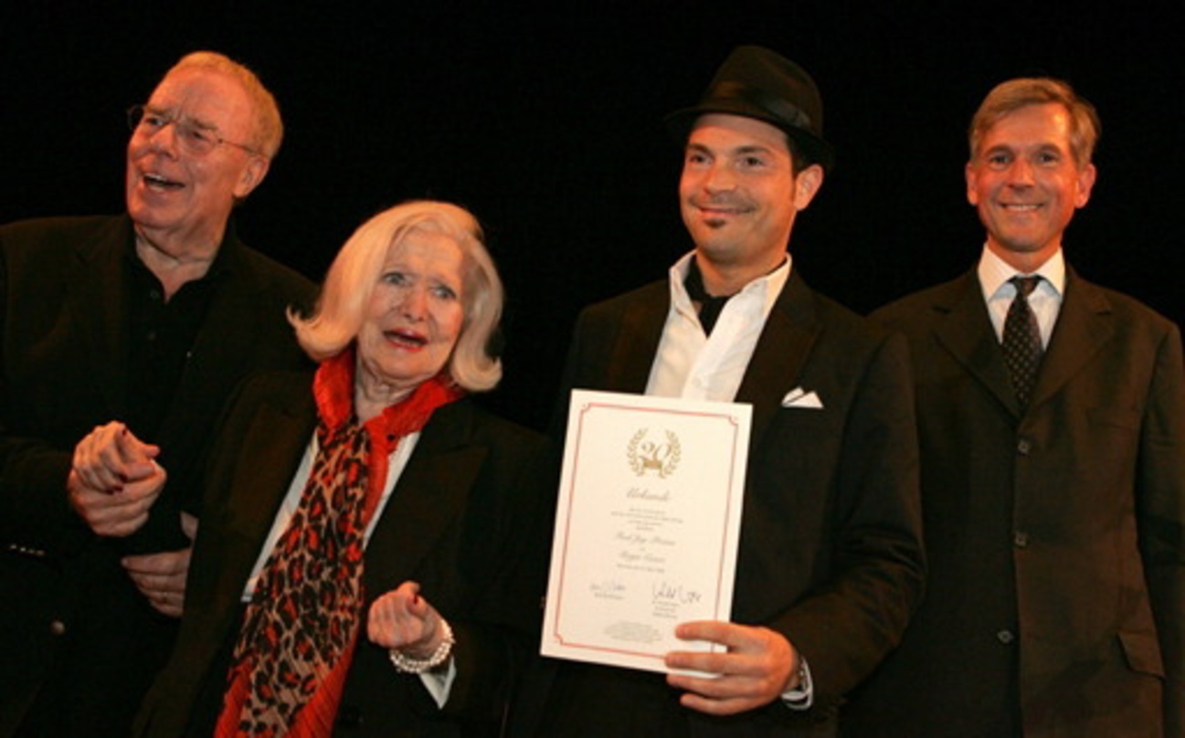 Bei der Verleihung des Fred-Jay-Preises 2008: Mary Jay-Jacobson mit Prof. Christian Bruhn (l.) Roger Cicero (2.v.r.) und GEMA-Chef Dr. Harald Heker (r.) (Foto: GEMA)