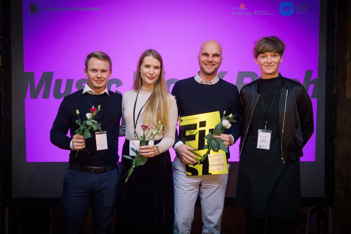 Bei der Preisverleihung (von links): Kristjan Ulst, Birgit Karus, Juko-Mart Kõlar (alle Fanvestory) und Lena Ingwersen (Interessensverband Hamburger Musikwirtschaft und Jury-Mitglied)