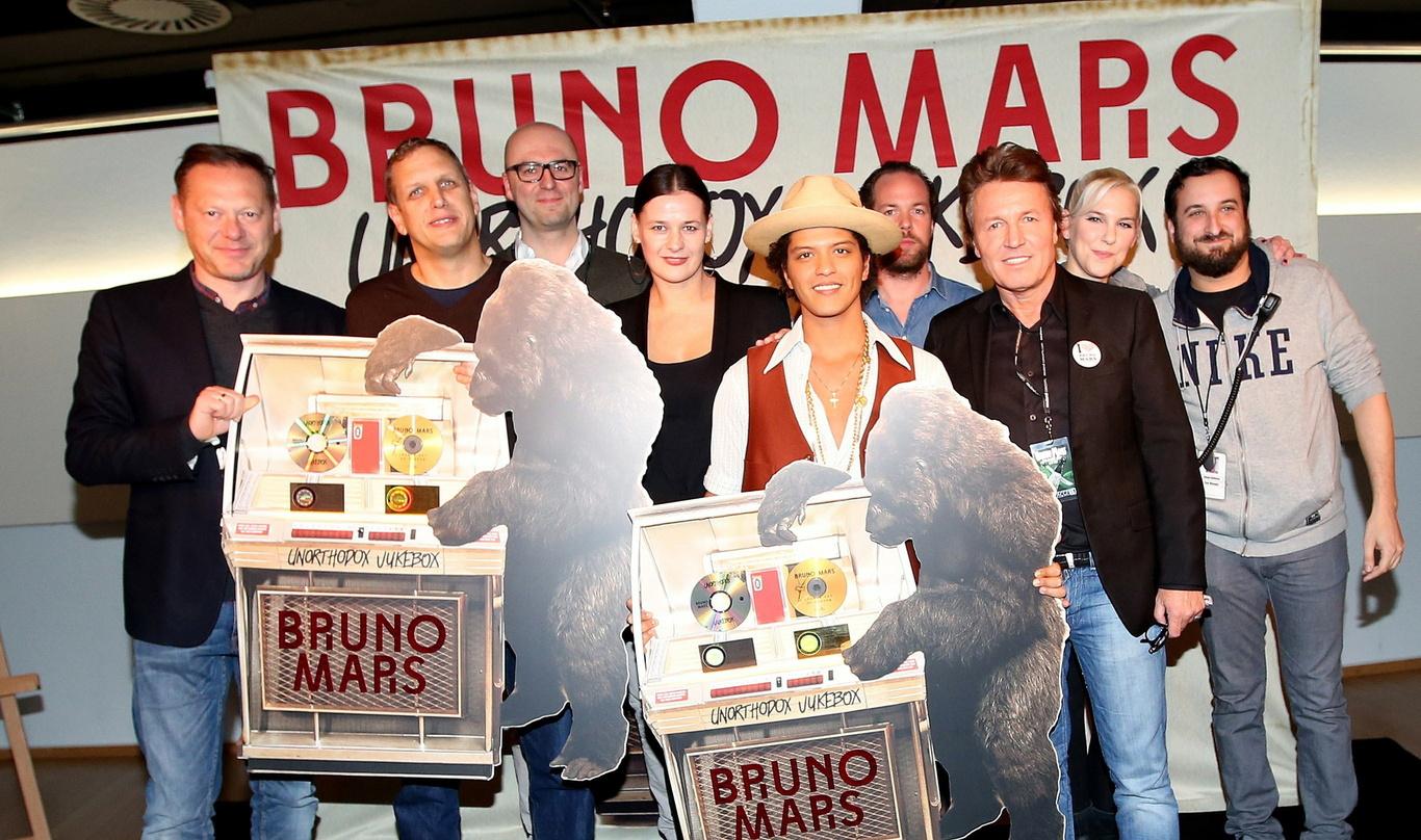 Zelebrierten die Edelmetalle: Bruno Mars (5. von links) und seine Partner von Warner Music und im Live-Bereich