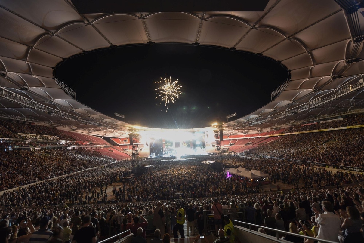 Stimmungsvolles Schlussbild: das Feuerwerk nach Ende des Stones-Konzerts in der Stuttgarter Mercedes-Benz Arena 