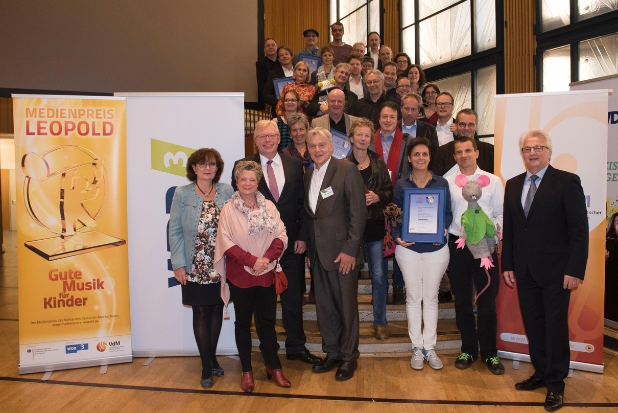 Bei der Preisverleihung 2017 (von links): Hendrike Rossel (VdM), Sylvia Schmeck (WDR3), Staatssekretär Ralf Kleindiek (VdM) und Karl Karst (ganz rechts, WDR3) mit den Gewinnern des Leopold 2017