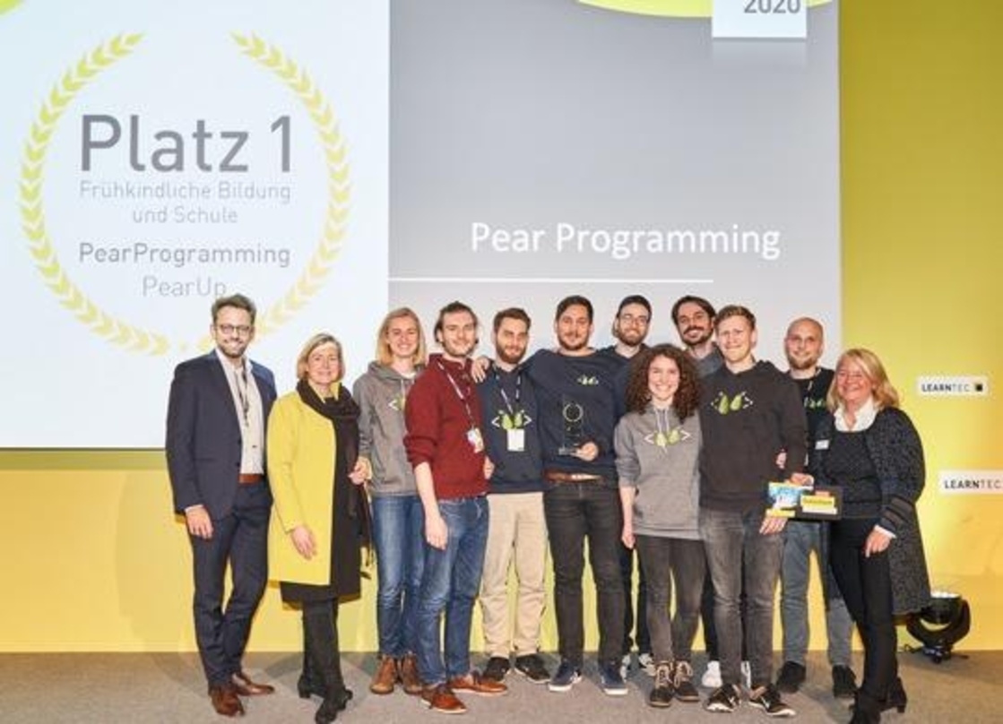 Der Innovationspreis für digitale Bildung ging an das Projektteam PearProgramming der Universität Osnabrück. 