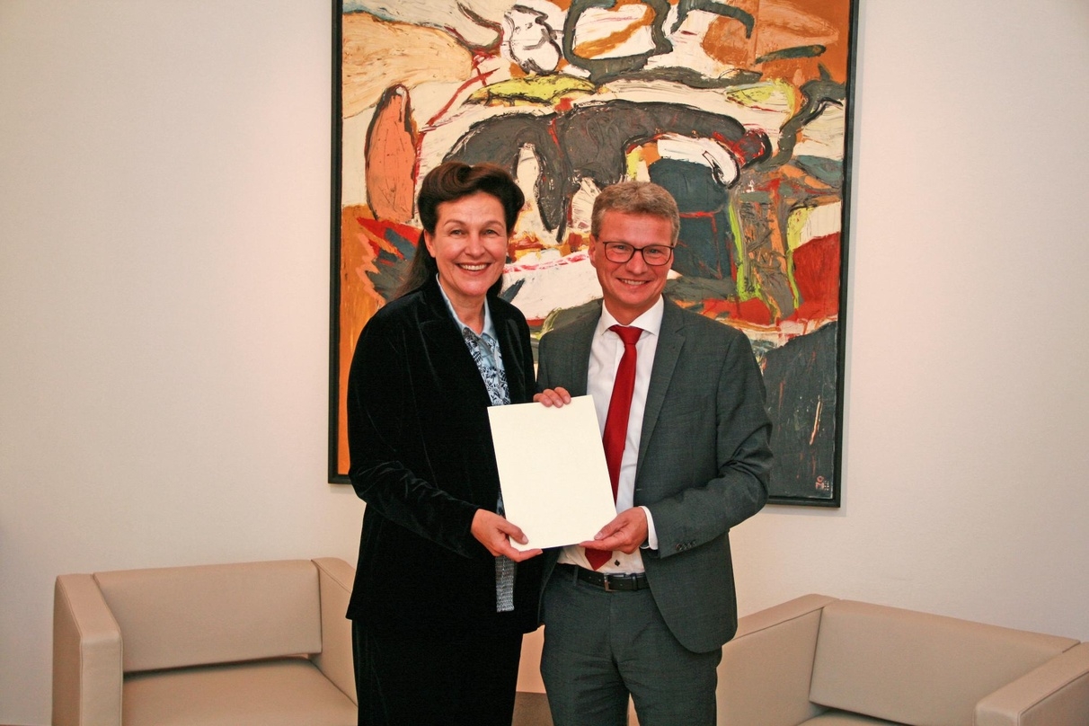 Bayerns Kunst- und Wissenschaftsminister Bernd Sibler überreichte HFF-Präsidentin Bettina Reitz heute den Vertrag für ihre zweite Amtszeit