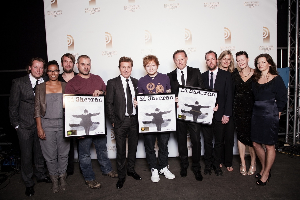 Konnten sich über Gold für "The A Team" freuen: Ed Sheeran und sein Team von Warner Music