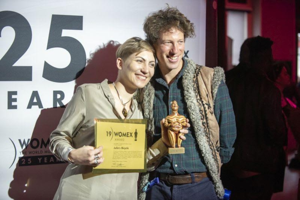 Freuten sich über den Womex Professional Award (von links): Chiara Badiali von Julie's Bicycle und Musiker Sam Lee