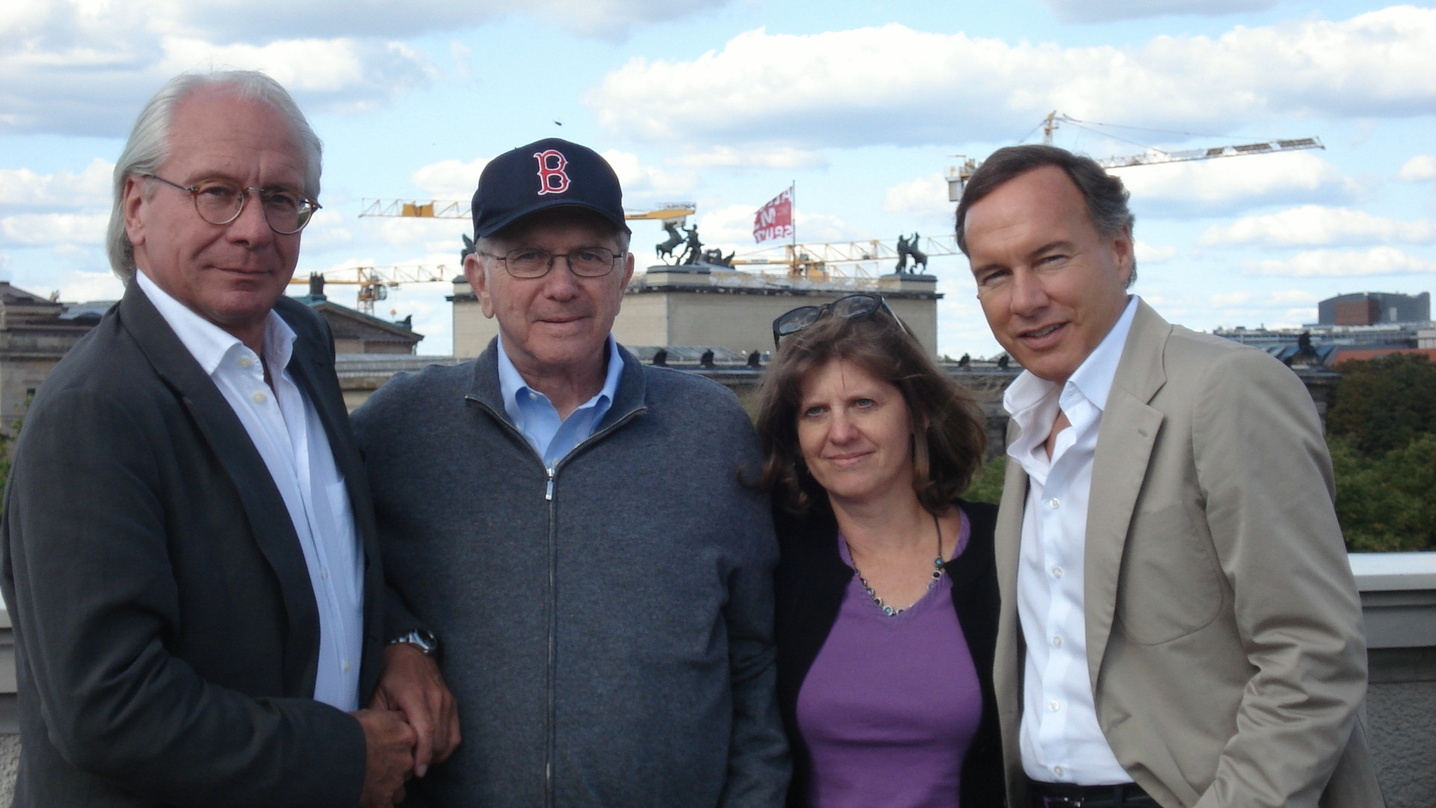 Die Produzenten von "Der Medicus", Wolf Bauer (l.) und Nico Hofmann (r.), mit dem Autor der Buchvorlage, Noah Gordon, und dessen Tochter Lise