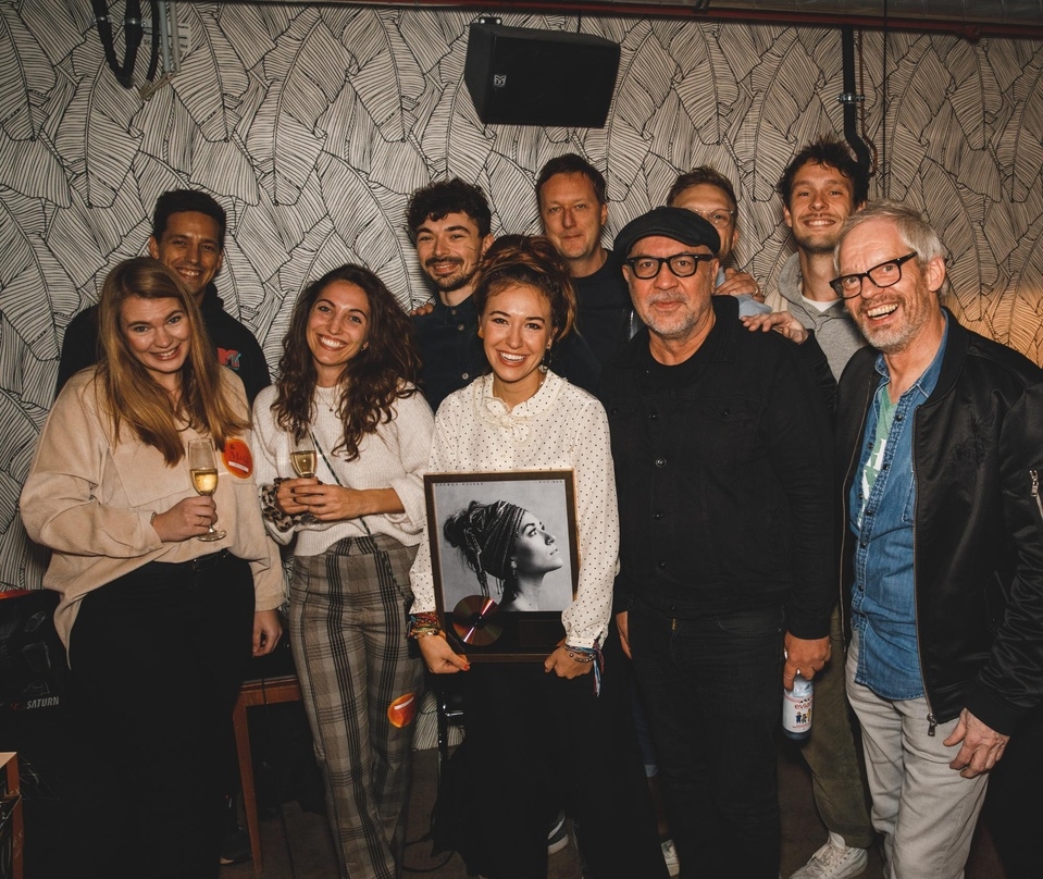 Zelebrierten mit Gold in Hamburg: Lauren Daigle (vorn, dritte von links) und ihr Team von Warner Music