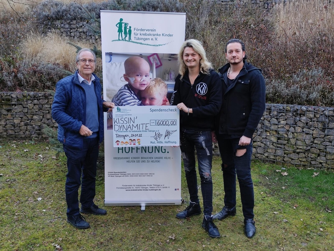 Bei der Spendenübergabe (von links): Horst Simschek (Förderverein für krebskranke Kinder Tübingen) sowie Sänger Hannes Braun und Gitarrist Ande Braun von Kissin' Dynamite