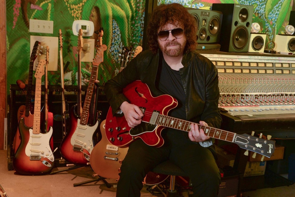 Hievt das Electric Light Orchestra mit langem Anlauf an die Longplay-Spitze: Jeff Lynne