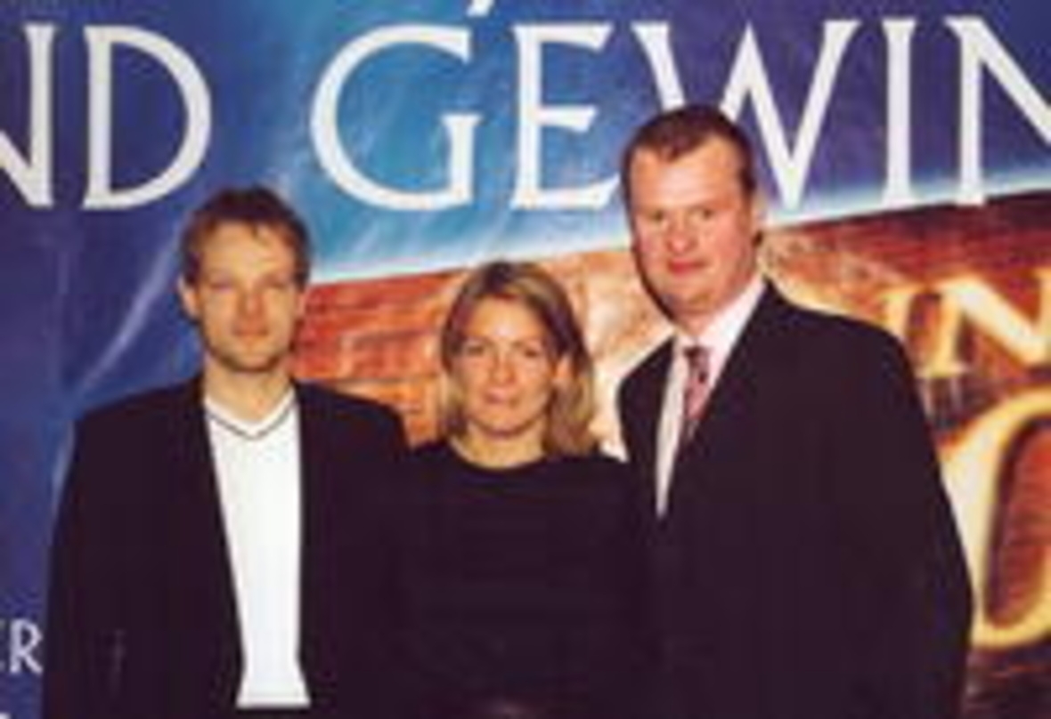 Jürgen Reußwig, Managing Director, und Patricia Görgner, Sales Manager, von Sunflowers sowie Peter Schroer, GF ak tronic (c) Sunflowers