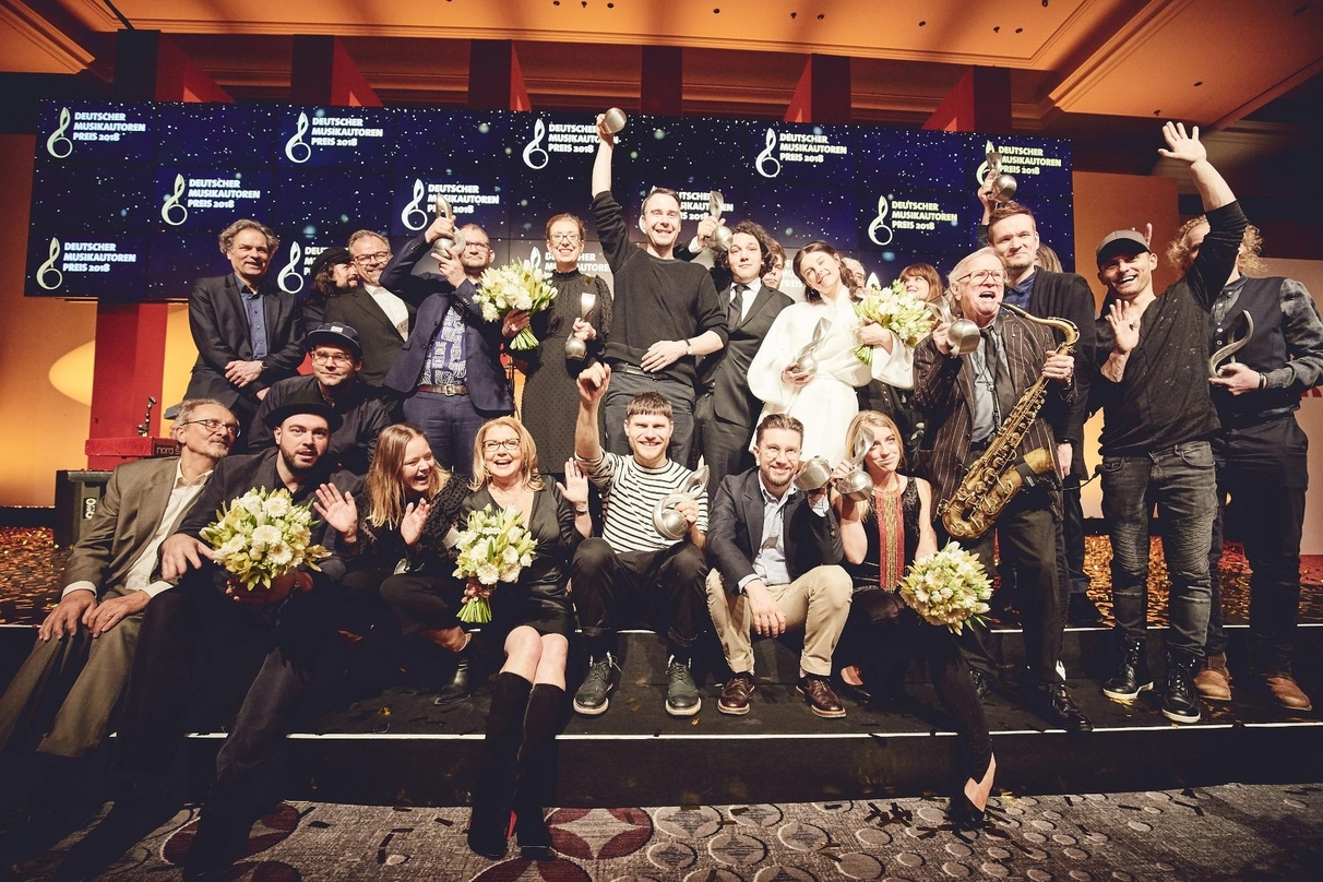 Versammelten sich auf der Bühne des Ritz Carlton in Berlin: die Preisträger und Laudatoren des GEMA Musikautorenpreis 2018