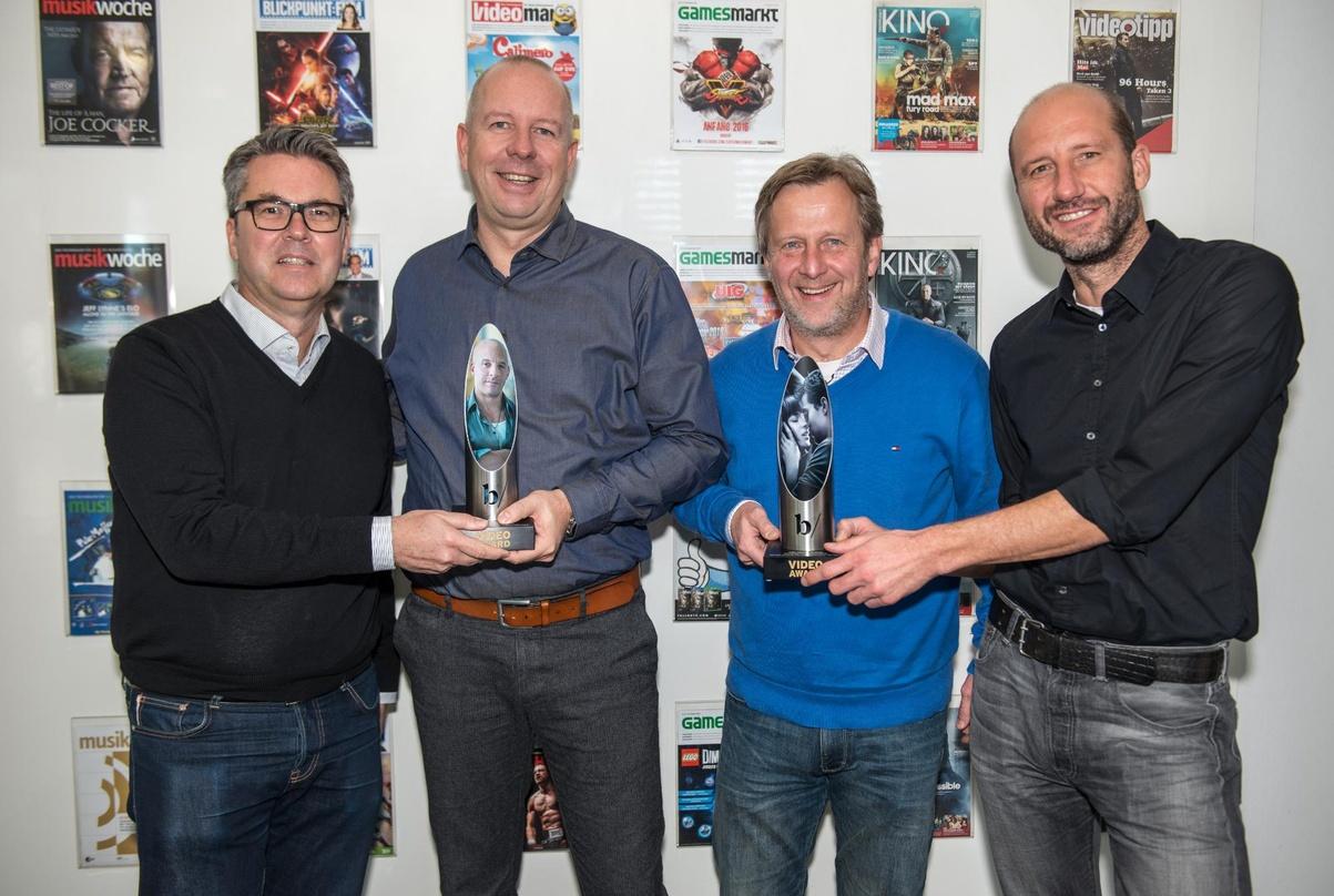 Pokalübergabe in München: Ulrich Höcherl (l.) und Klaus Burgmair (r., beide VideoMarkt), überreichen die Auszeichnungen an das Universal-Duo Kai Hatje (2.v.l.) und Norbert Karg