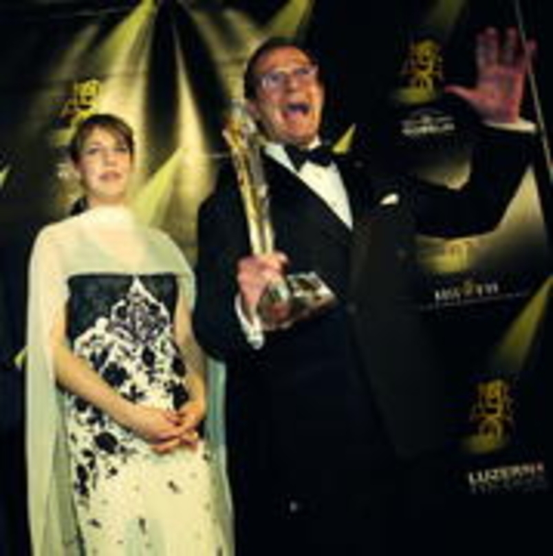 Felicitas Woll mit ihrem enthusiastischen Laudator Roger Moore