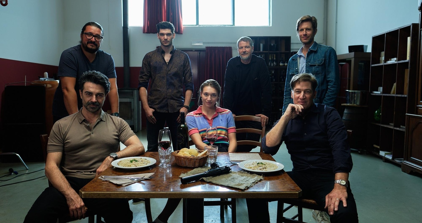 1. Reihe: Nino Sorrentino (Fabrizio Romagnoli), Laura DeCanin (Antonia Moretti), Matteo DeCanin (Tobias Moretti), 2. Reihe, stehend: Tomas Kinnast (Bildgestaltung), Leo Calavachi (Luca Filippi), Andreas Prochaska (Regie), Moritz von der Groeben (Produzent, good friends Filmproduktions GmbH)