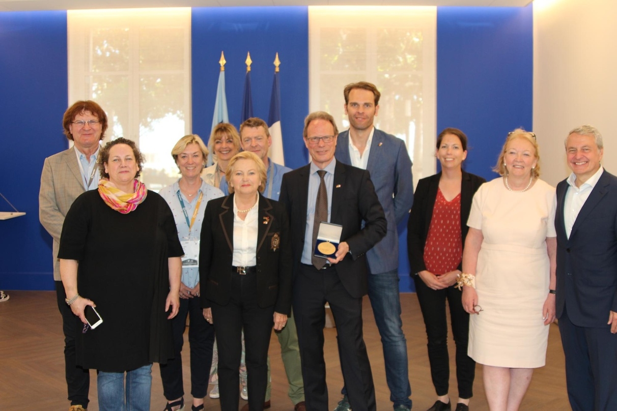 Verdient geehrt: Heinz Stroh (Mitte, mit der goldenen Medaille der Stadt Cannes) mit der stellvertretenden Bürgermeisterin Josiane Attuel (5. von links), Reed-Midem-CEO Paul Zilk (rechts) und den Repräsentanten der deutschen Delegation auf der Midem 2019