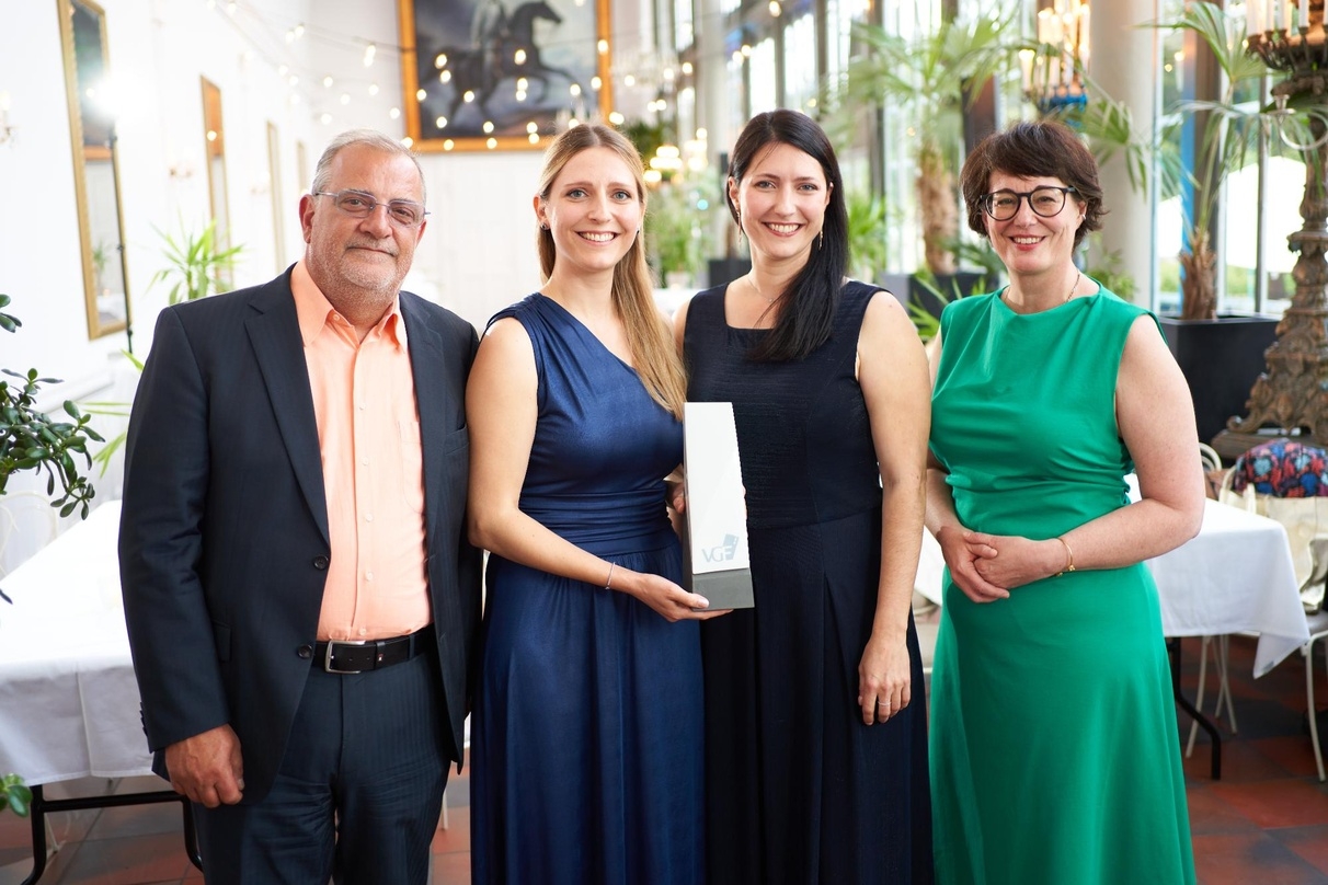 Antonio Exacoustos, Natalie und Sandra Hölzel, Anja Braune (v.l.n.r.) bei der Verleihung des VGF-Nachwuchspreises 