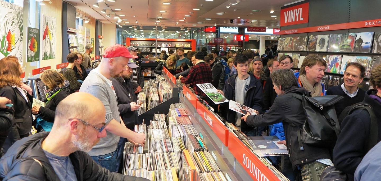 Auf der Suche nach Vinylschätzen: Plattenkäufer im Berliner Dussmann Das Kulturkaufhaus