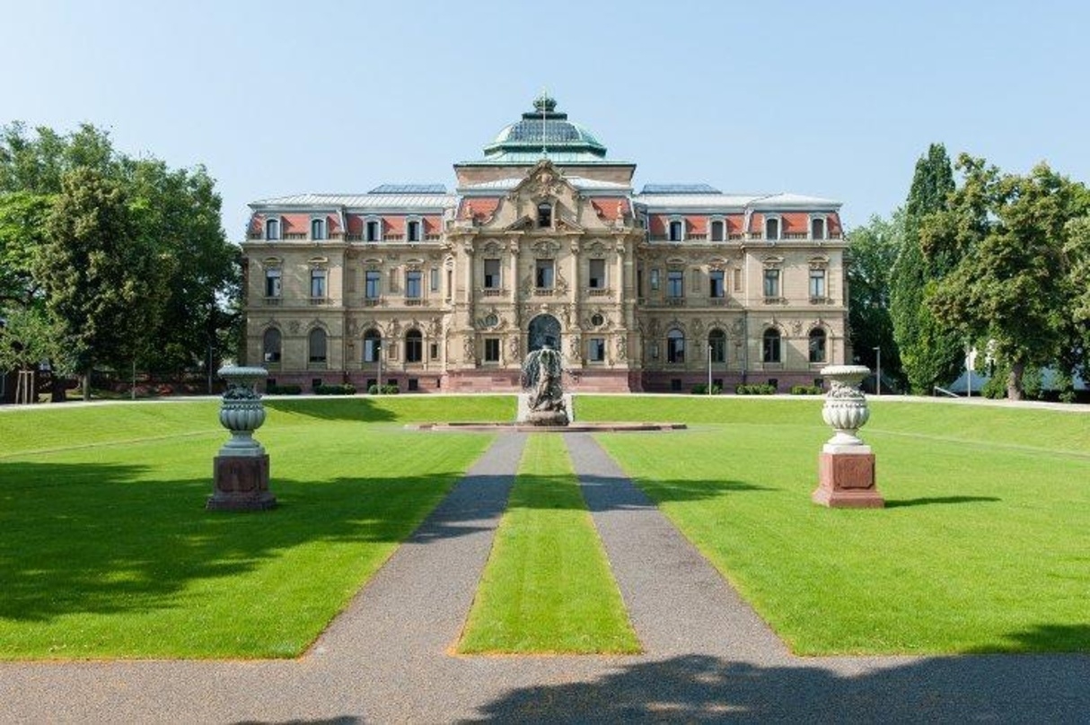 Der Sitz des Bundesgerichtshofes in Karlsruhe: Das Erbgroßherzogliche Palais mit Brunnen