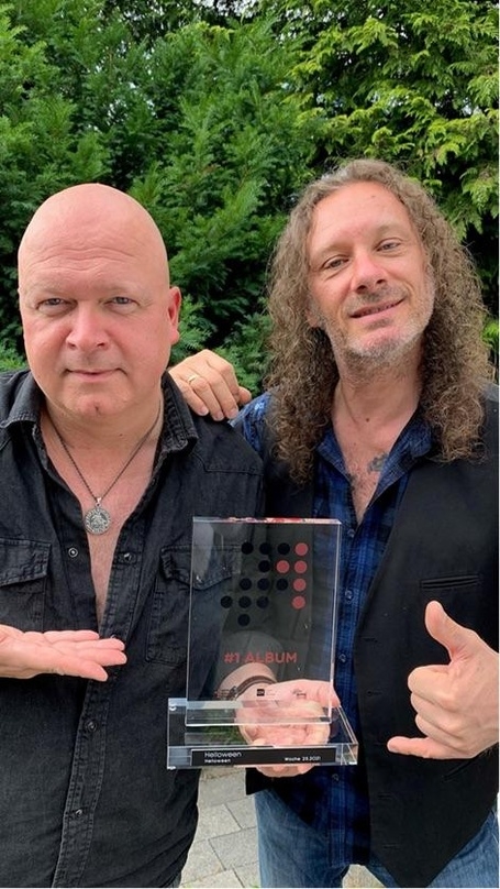 Freuen sich über den Nummer 1 Award: die Helloween-Mitglieder Michael Kiske (links) und Markus Grosskopf