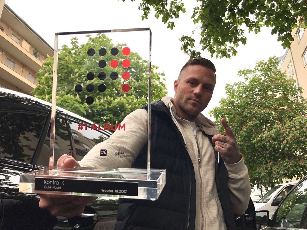 Triumphator der Woche: Kontra K mit seinem Award fürs Nummer-eins-Album "Gute Nacht"