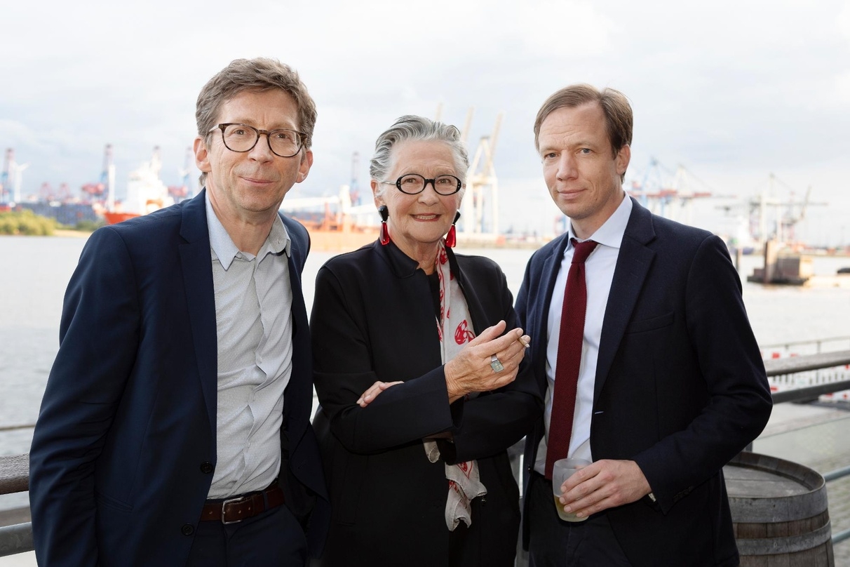 Feierten mit Blick auf die Elbe: Johannes Stricker (Geschäftsführer Hörbuch Hamburg), Margrit Osterwold (Gründerin Hörbuch Hamburg) und Christian Schumacher-Gebler (CEO Bonnier)