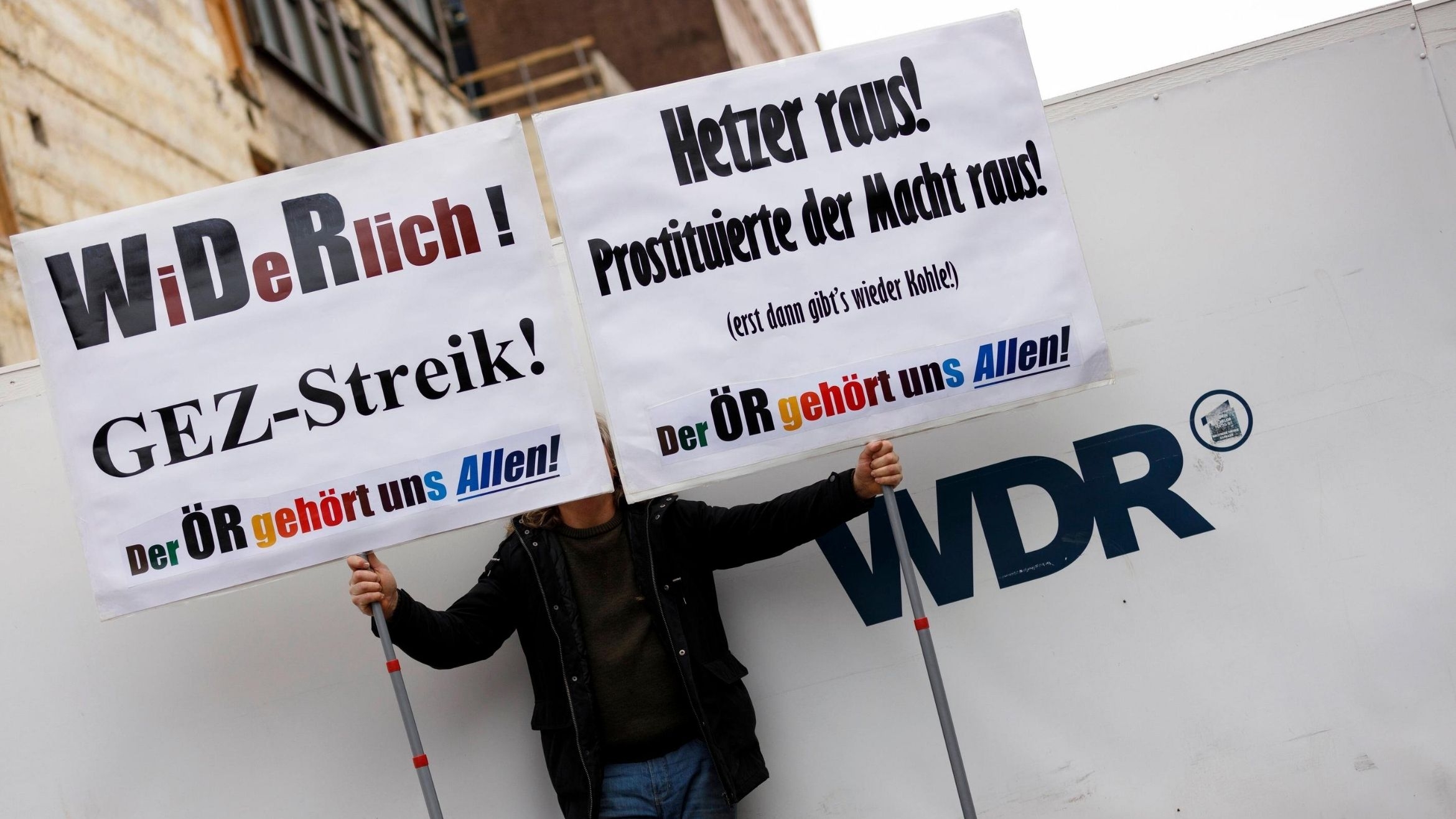 Demonstration gegen das vom "Umweltsau"-Lied vor dem WDR Anfang Januar, 