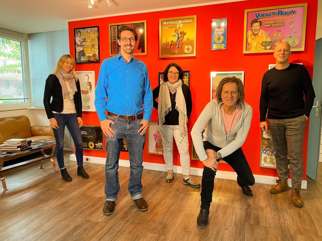 Machten die Partnerschaft perfekt (von links): Sabrina Wolf, DJ Fosco, Sandra Kohl, Mike Rötgens und Manfred Rolef. 