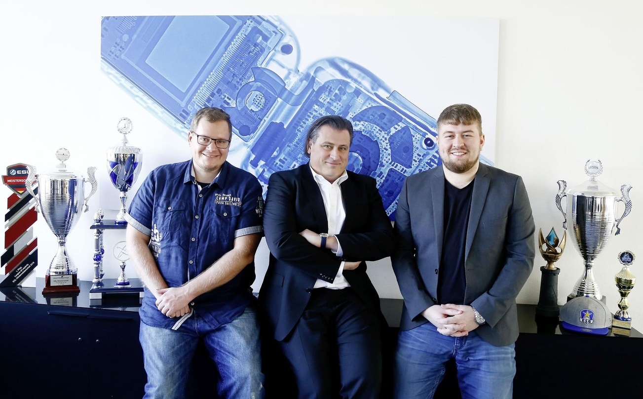 Die beiden Euronics Gaming CEOs Stefan Rothaug (links) und Kevin Westphal (r.) mit Daniel Wild, dem Head of Marketing für Haier Deutschland