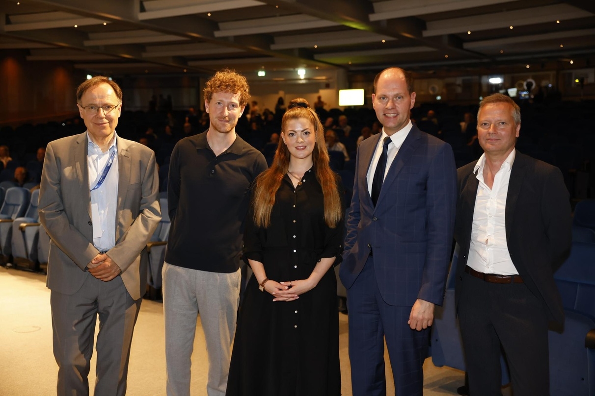 Carl Bergengruen, Moderator Louis Klamroth, Katharina Phebey, Frank Fischer und Christian Pfeil beim abschließenden Top-Thema der KINO 2022