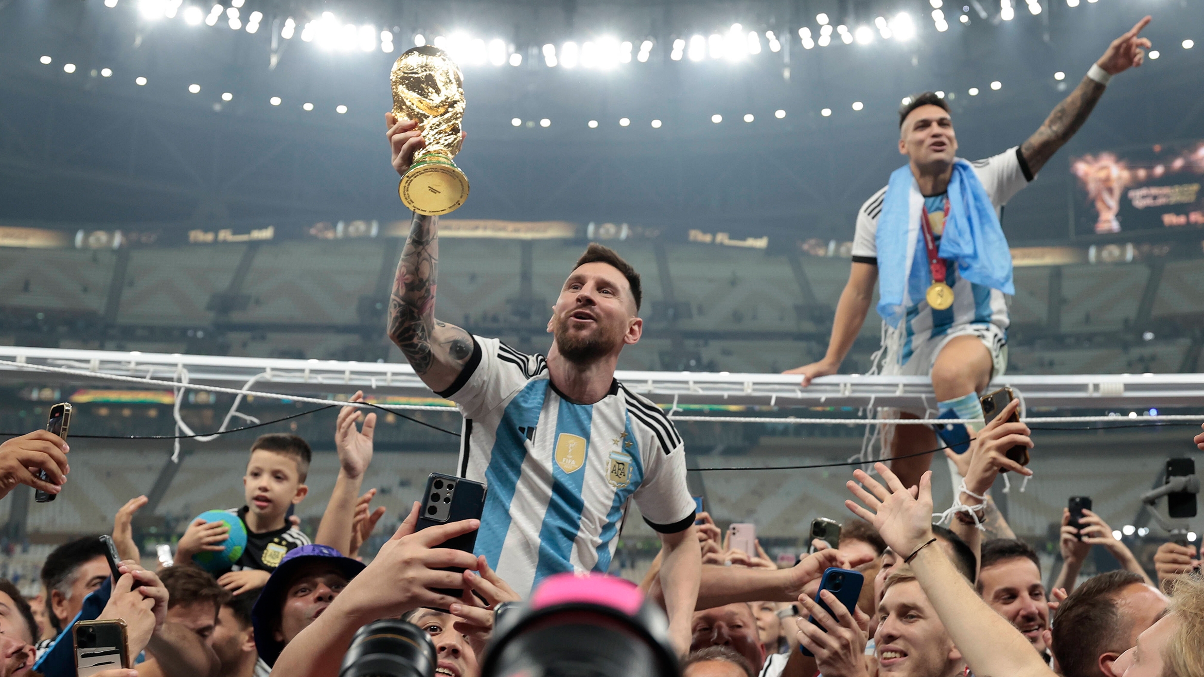 Lionel Messi mit dem WM-Pokal -