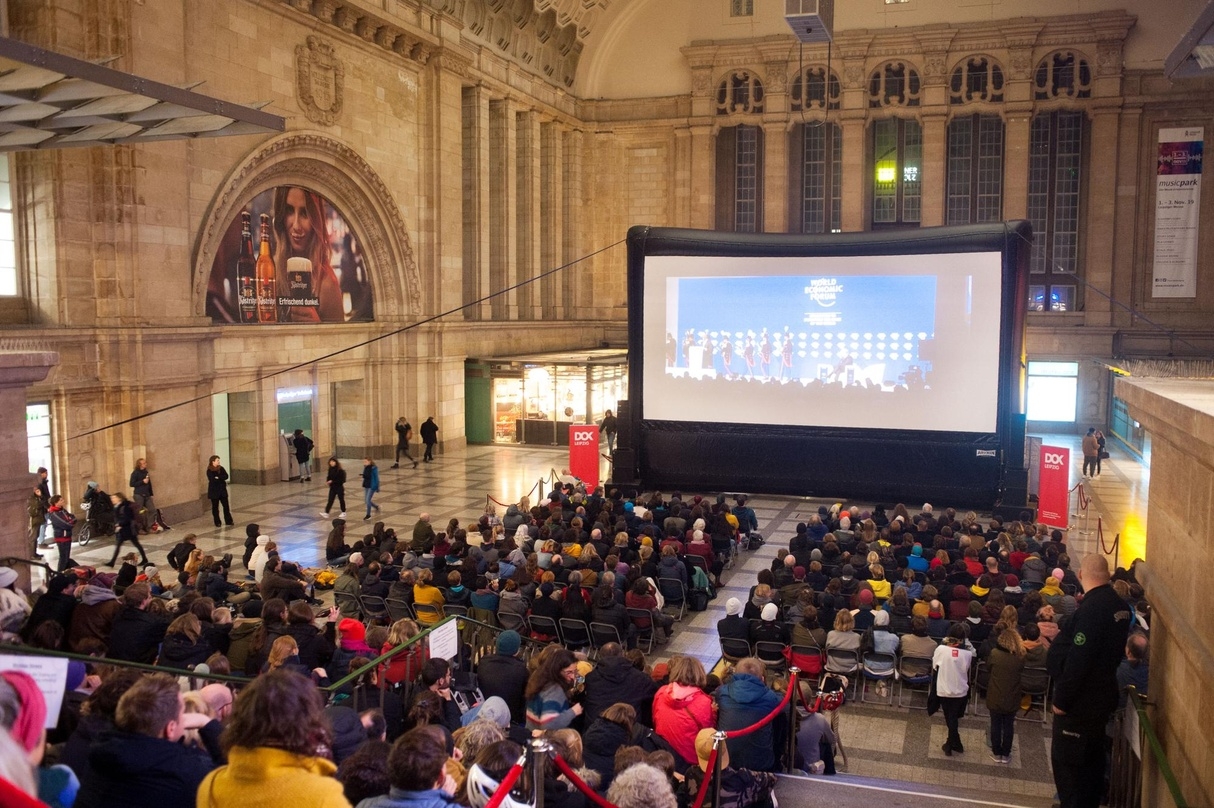 Paralell zur offiziellen Eröffnung im CineStar wurde der Eröffnungsfilm von DOK Leipzig, "Das Forum", auch in der Osthalle des Leipziger Hauptbahnhofs gezeigt