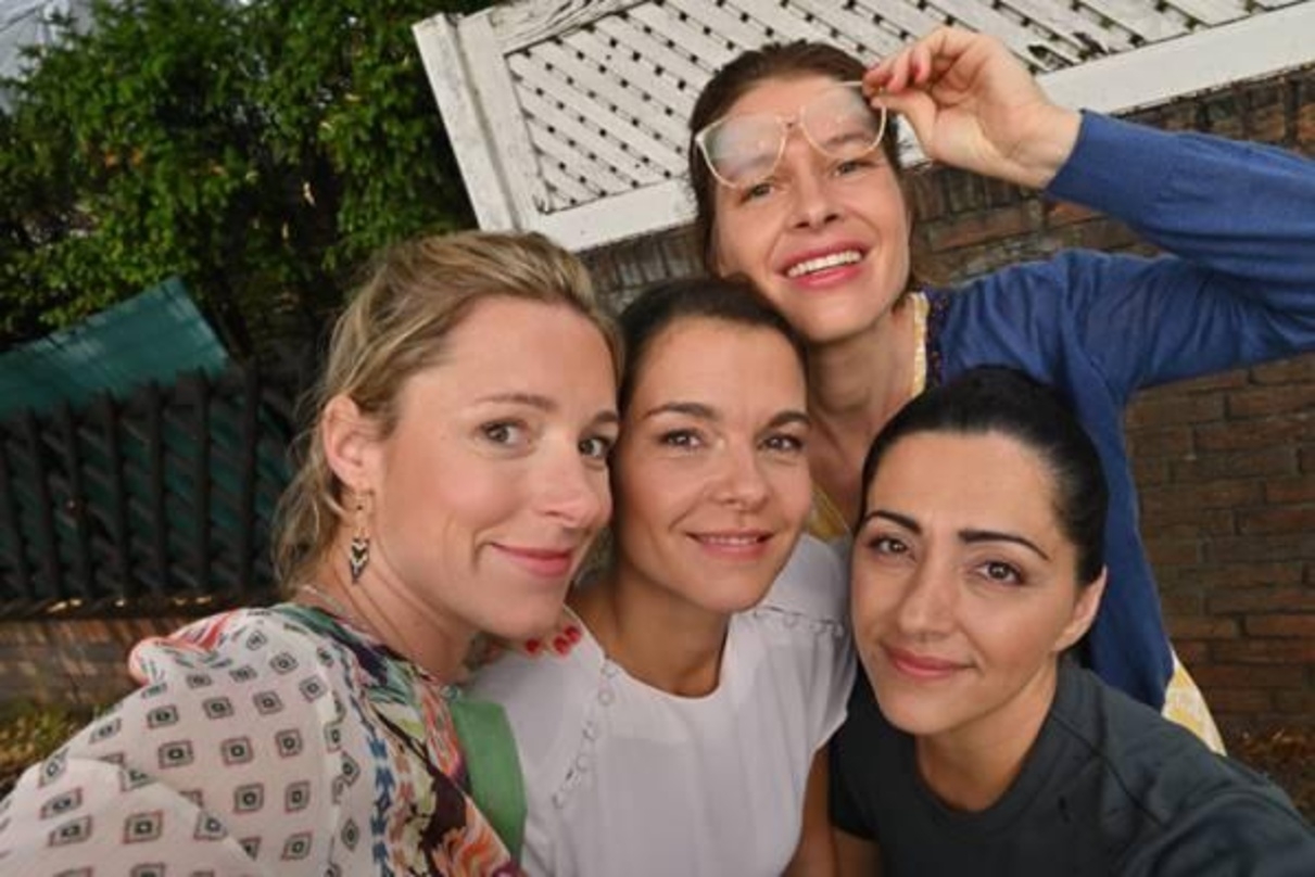 Am Set der zweiten "Wendehammer"-Staffel (v.l.n.r.): die Darstellerinnen Friederike Linke, Susan Hoecke, Meike Droste und Elmira Rafizadeh
