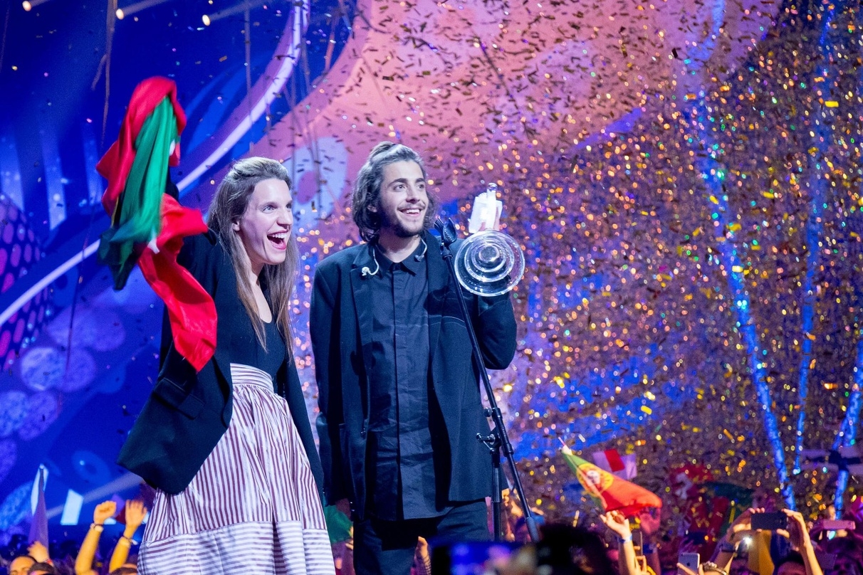 Mit ihrer Trophäe: der ESC-Sieger Salvador Sobral und seine Schwester, die Songautorin Luisa