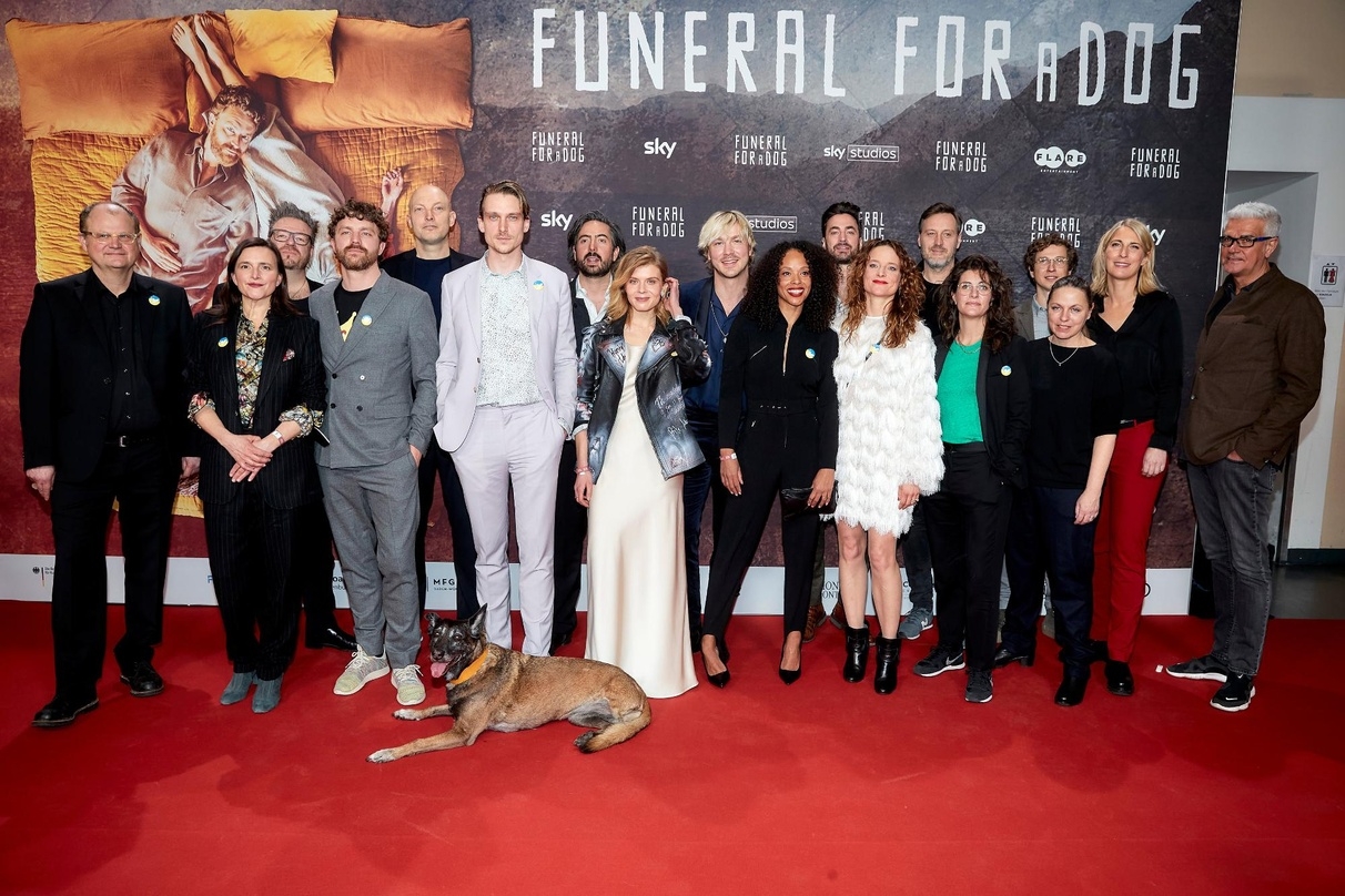 Das Team von "Funeral for a Dog" samt Hündin Nora in der Kulturbrauerei in Berlin