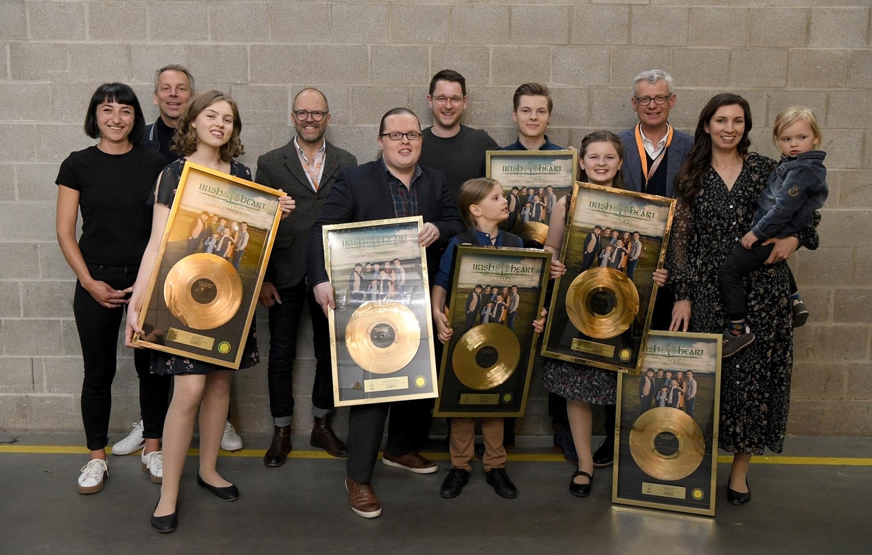 Bei der Gold-Verleihung: Angely Kelly & Family mit dem Team von Electrola um Jörg Hellwig (3. von rechts)