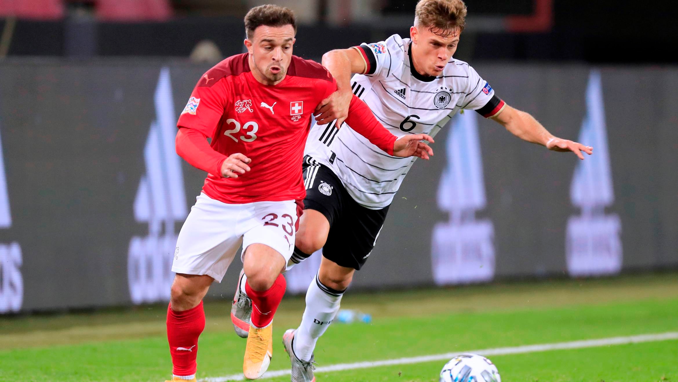 Xherdan Shaqiri (l.) und Joshua Kimmich im Nations-League-Spiel Deutschland-Schweiz - 