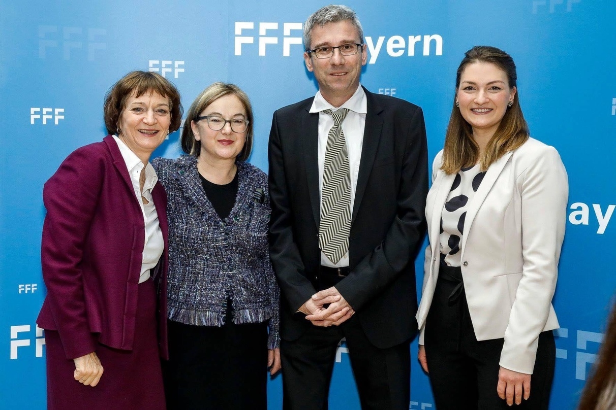 Dank der Förderung durch den FFF Bayern wurde Bayern als Standort für die Europaniederlassung von Intellivision gewählt: auf dem Bild die bayerische Digitalministerin und FFF-Aufsichtratsvorsitzende Judith Gerlach,  FFF-Förderreferentin Michaela Haberlander und FFF-Geschäfsführerin Dorothee Erpenstein mit Hans Ippisch