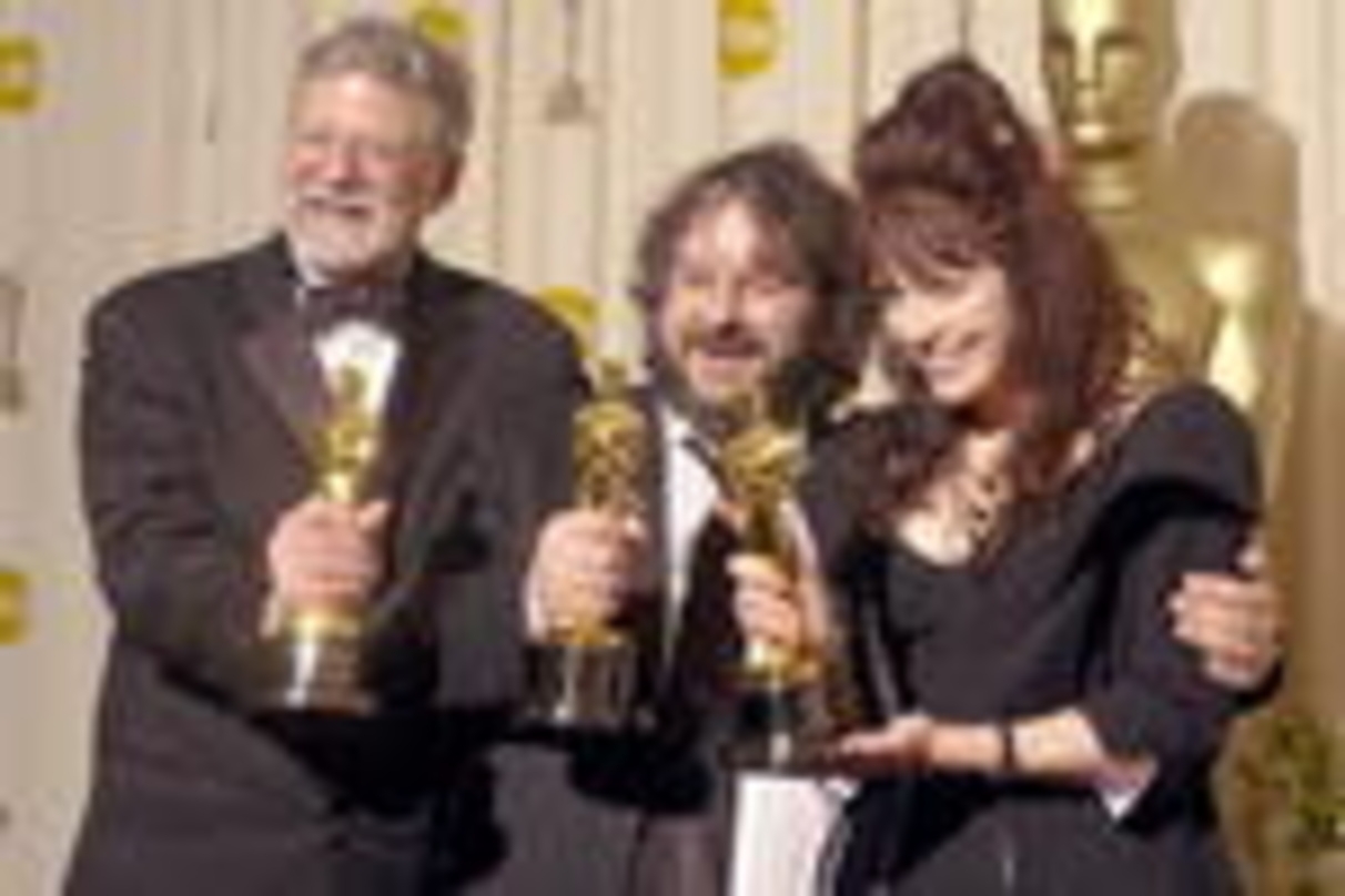 Barrie Osbourne, Peter Jackson und Fran Walsh (v.l.n.r.) nahmen elf Oscars für "Ringe 3" im Empfang
Foto: Kurt Krieger