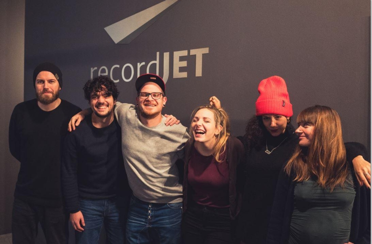 Teile der Crew von recordJet (von links): Max Schneider, Jorin Zschiesche, Christoph Kranz, Theresa Stornowski, Houwaida Goulli und Naja Detreköy