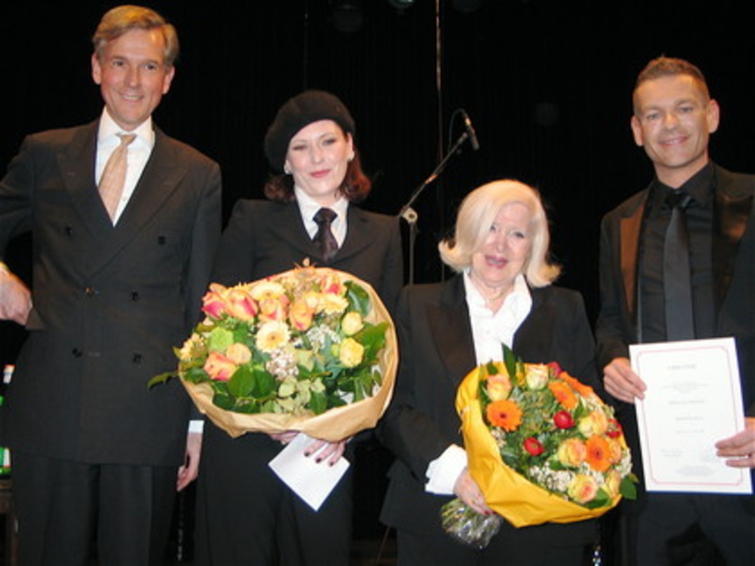 Ausgezeichnet: AnNa R. und Peter Plate mit Mary Jay-Jacobson und Harald Heker (l.)