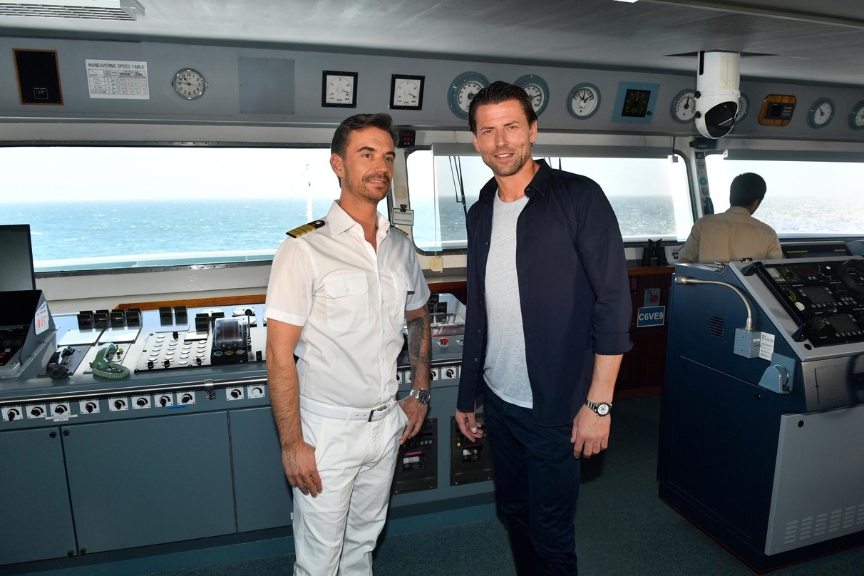 "Traumschiff"-Kapitän Florian Silbereisen mit dem Fußballer Roman Weidenfeller auf der Brücke